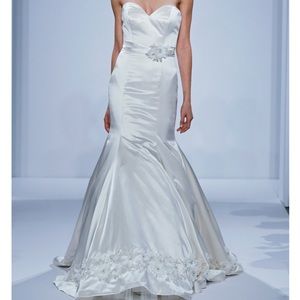 Dennis basso ivory wedding dress. Style #32908261